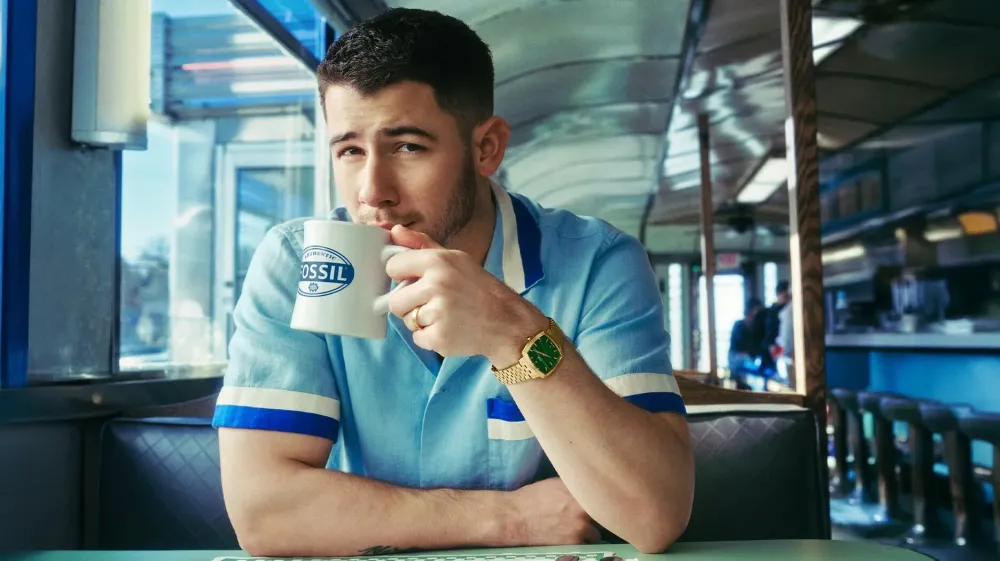 Nick Jonas и Fossil: новая коллекция часов с ностальгией