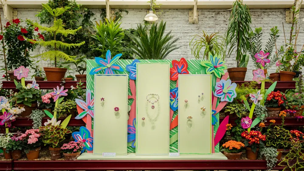 Van Cleef & Arpels представляет коллекции Flowerlace и Fleurs d’Hawaï