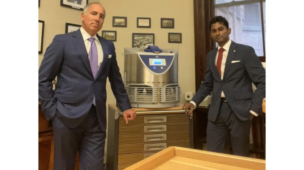 Wilson & Son Jewelers подарили HSNY машину для чистки часов