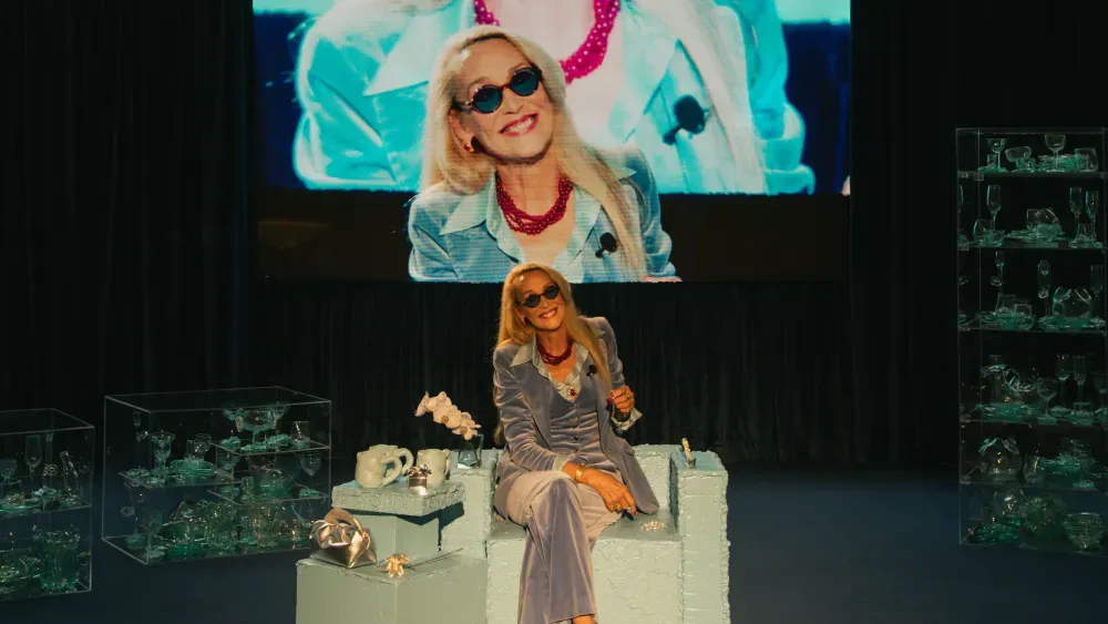 Джерри Холл в роли ясновидящей для Completedworks