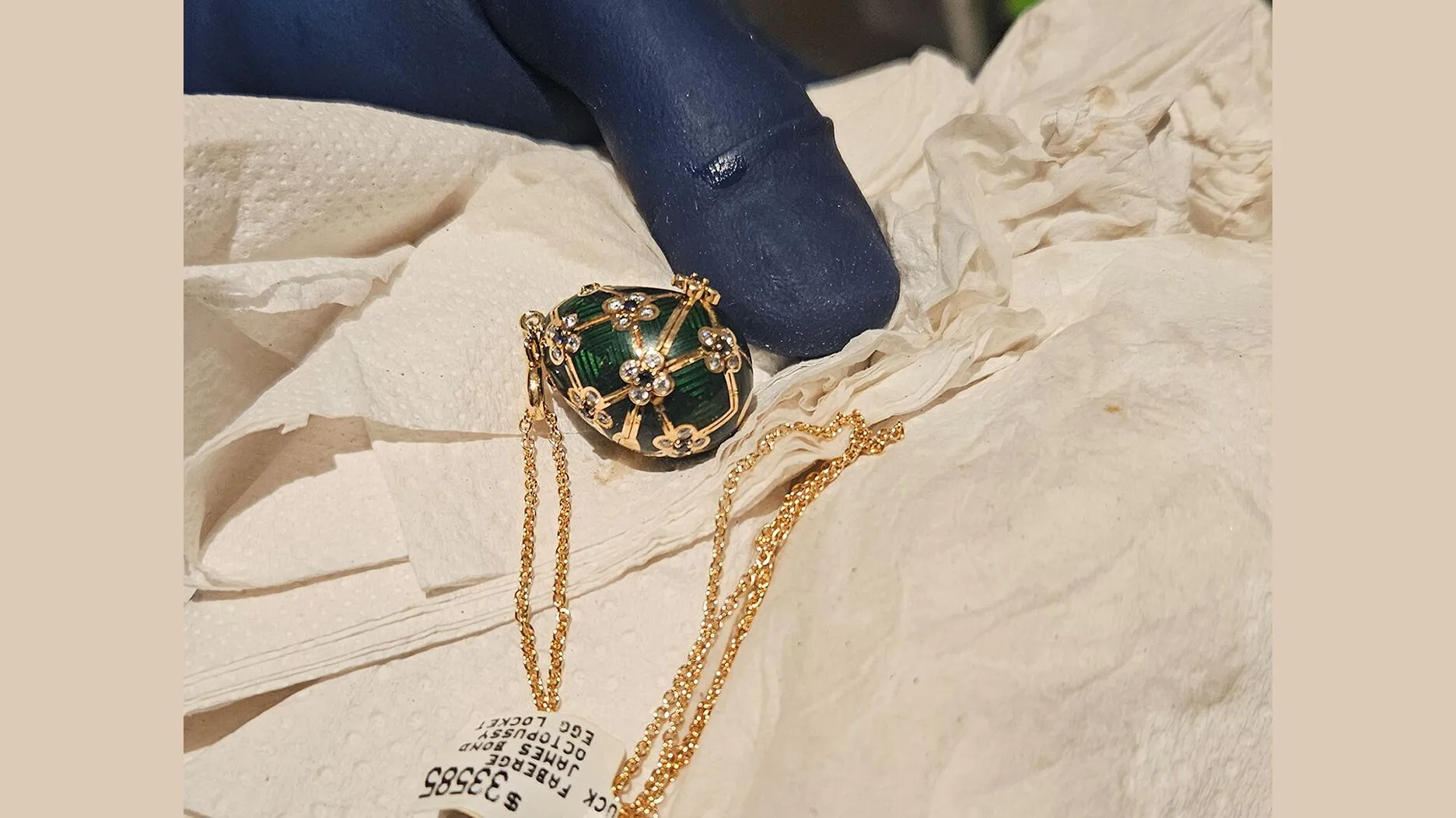 Мужчина проглотил кулон Fabergé за 19400$ в ювелирном магазине