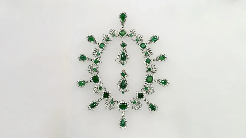 Ограбление Лувра: Аресты и поиски украденных драгоценностей