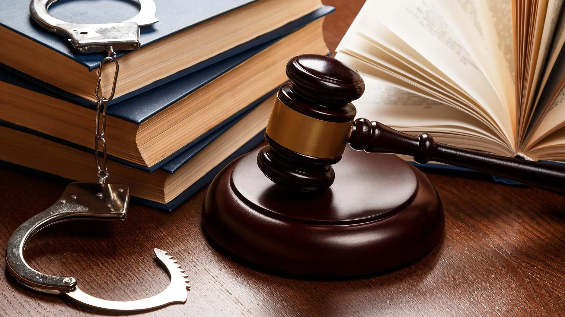 Экс-чиновницу обвиняют в краже ювелирных изделий